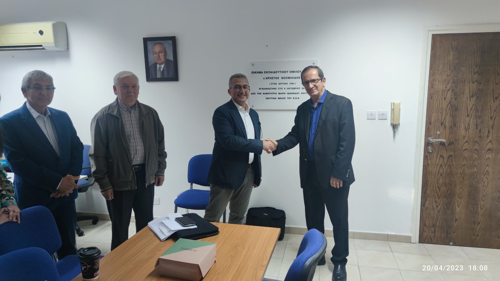 Δωρεά βιβλίων στον Εκπαιδευτικό Ομίλου Κύπρου