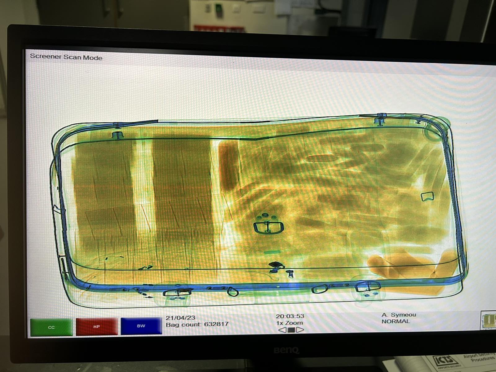 ΦΩΤΟ: Έκρυβε στις βαλίτσες του εκατοντάδες συσκευασίες καπνού από τα κατεχόμενα