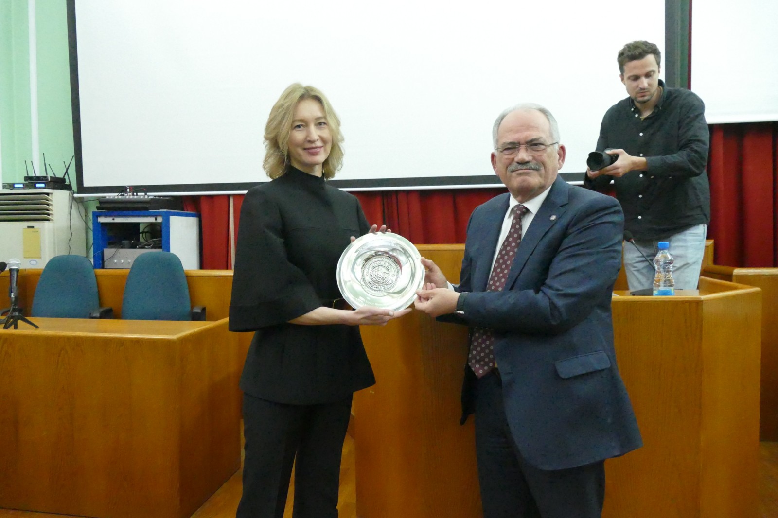 Ο Δήμος Λεμεσού τίμησε την Anna Gubareva και τον οργανισμό City Friends Club