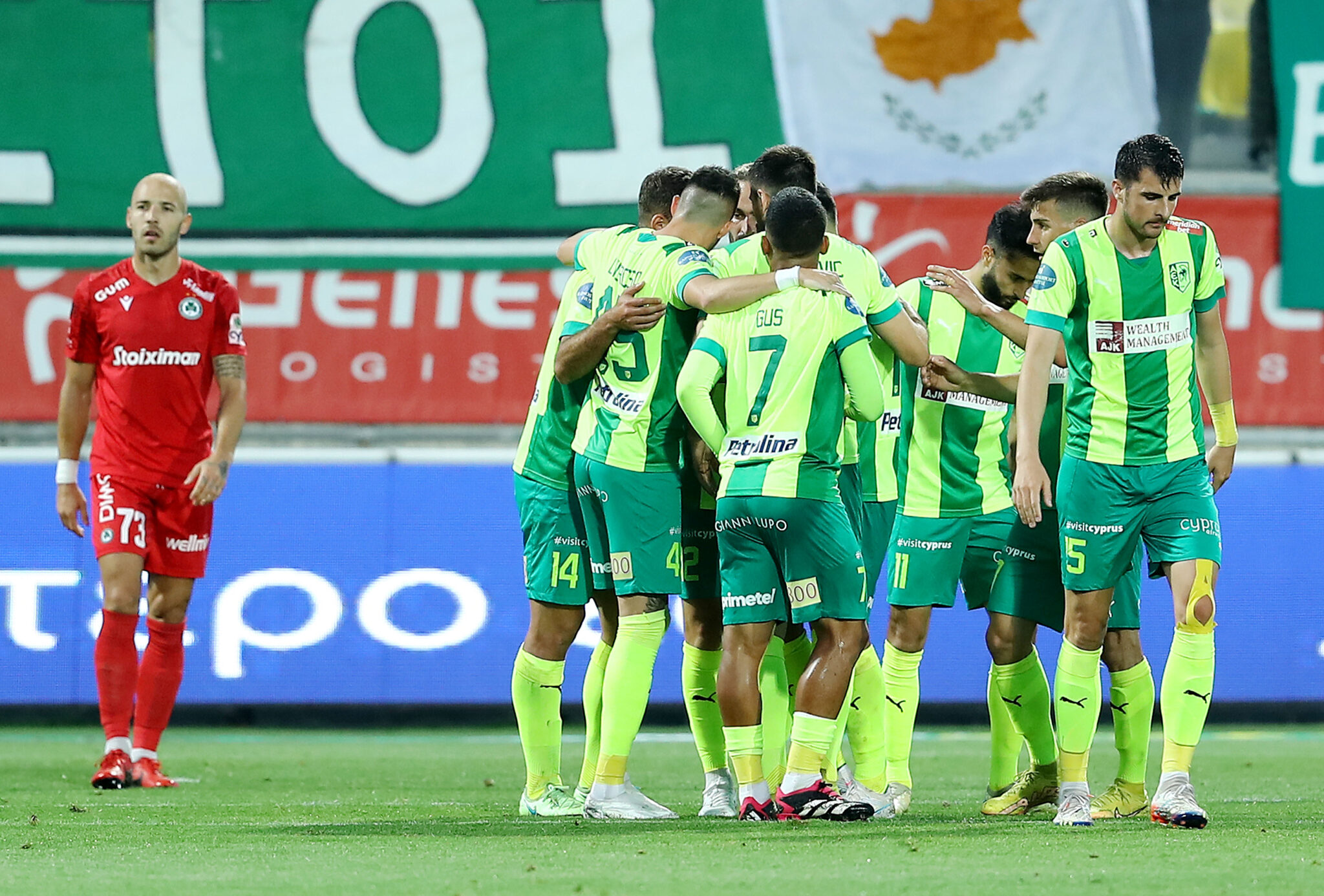 «Πάτησε» την… αδιάφορη Ομόνοια και έμεινε στο κόλπο του τίτλου η ΑΕΚ (ΒΙΝΤΕΟ)