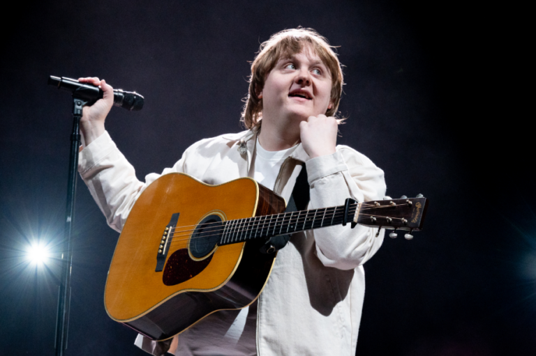 Λιούις Καπάλντι: Ενδέχεται να εγκαταλείψει τη μουσική λόγω του Συνδρόμου Τουρέτ