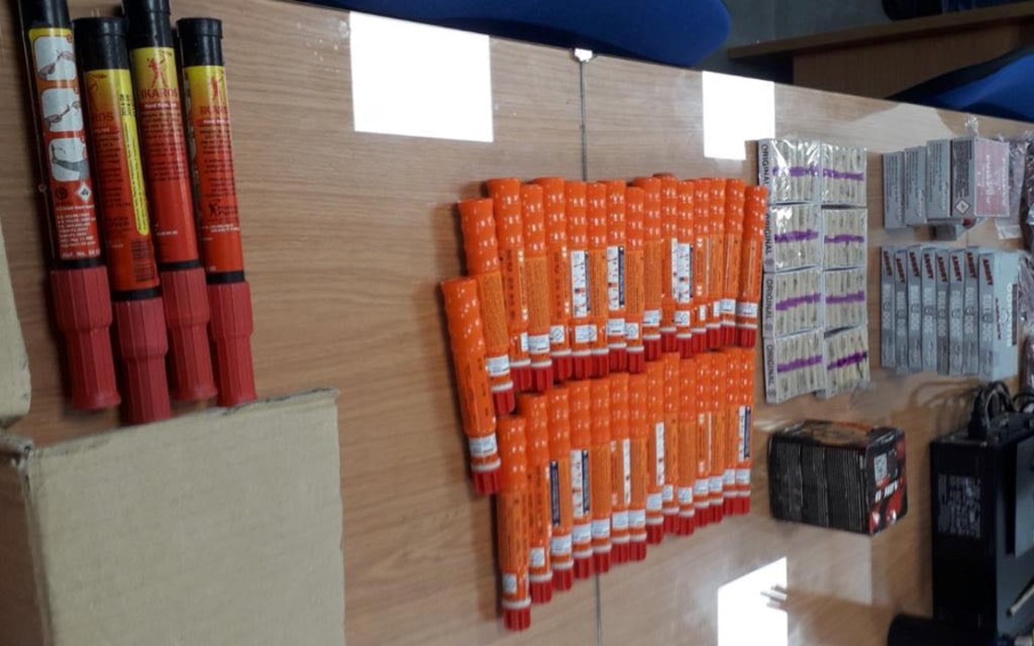 ΦΩΤΟ: Αυτές είναι οι κροτίδες που βρήκαν στην κατοχή 17χρονου και 32χρονου