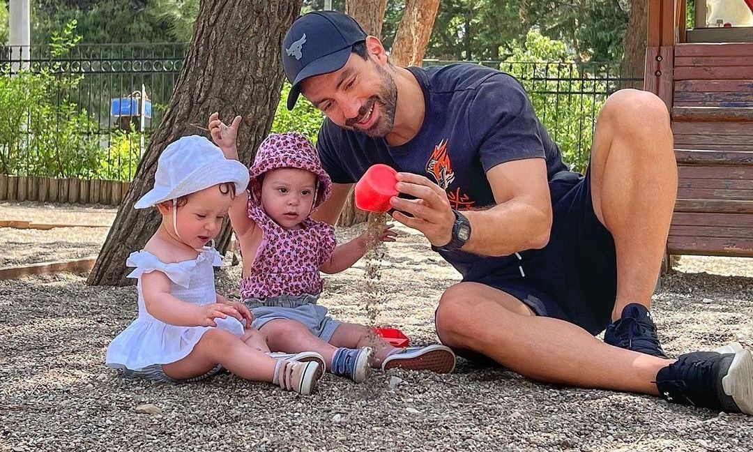 Σάκης Τανιμανίδης: Οι κόρες ζωγραφίζουν πάνω στο σώμα του