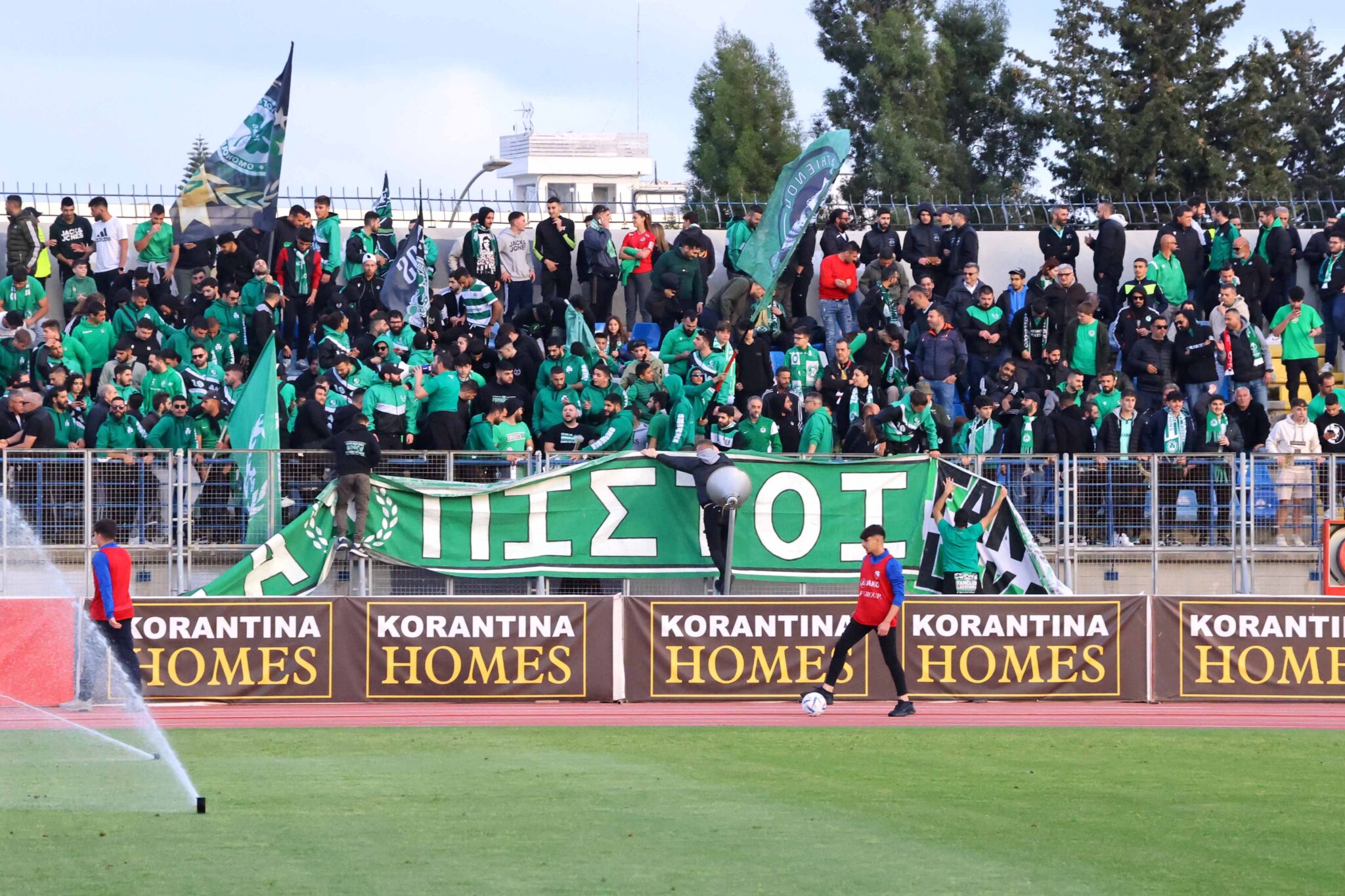 Πήγε να περάσει στο γήπεδο με πυρσούς και ναρκωτικά