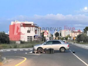 Τροχαίο στα Λατσιά: Όχημα συγκρούστηκε με διανομέα φαγητού (ΦΩΤΟ)