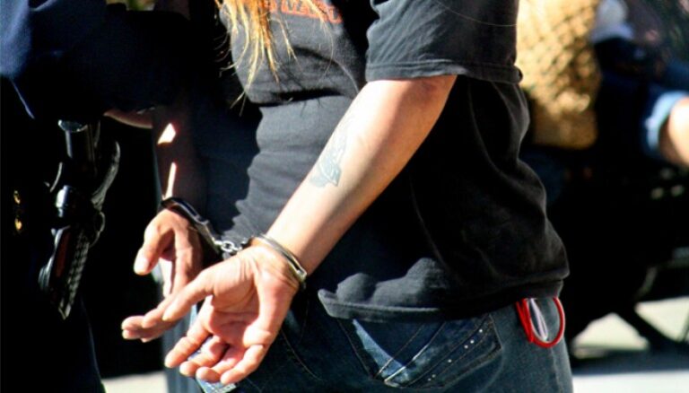 Χειροπέδες σε 57χρονο και μια δημόσιο υπάλληλο για τις άδειες οδήγησης αλλοδαπών