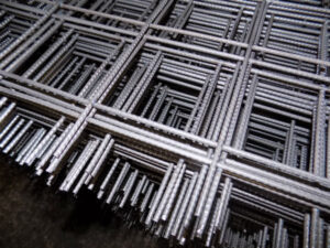 Τον έπιασε να κλέβει την οικοδομή του κι αυτός τον απείλησε