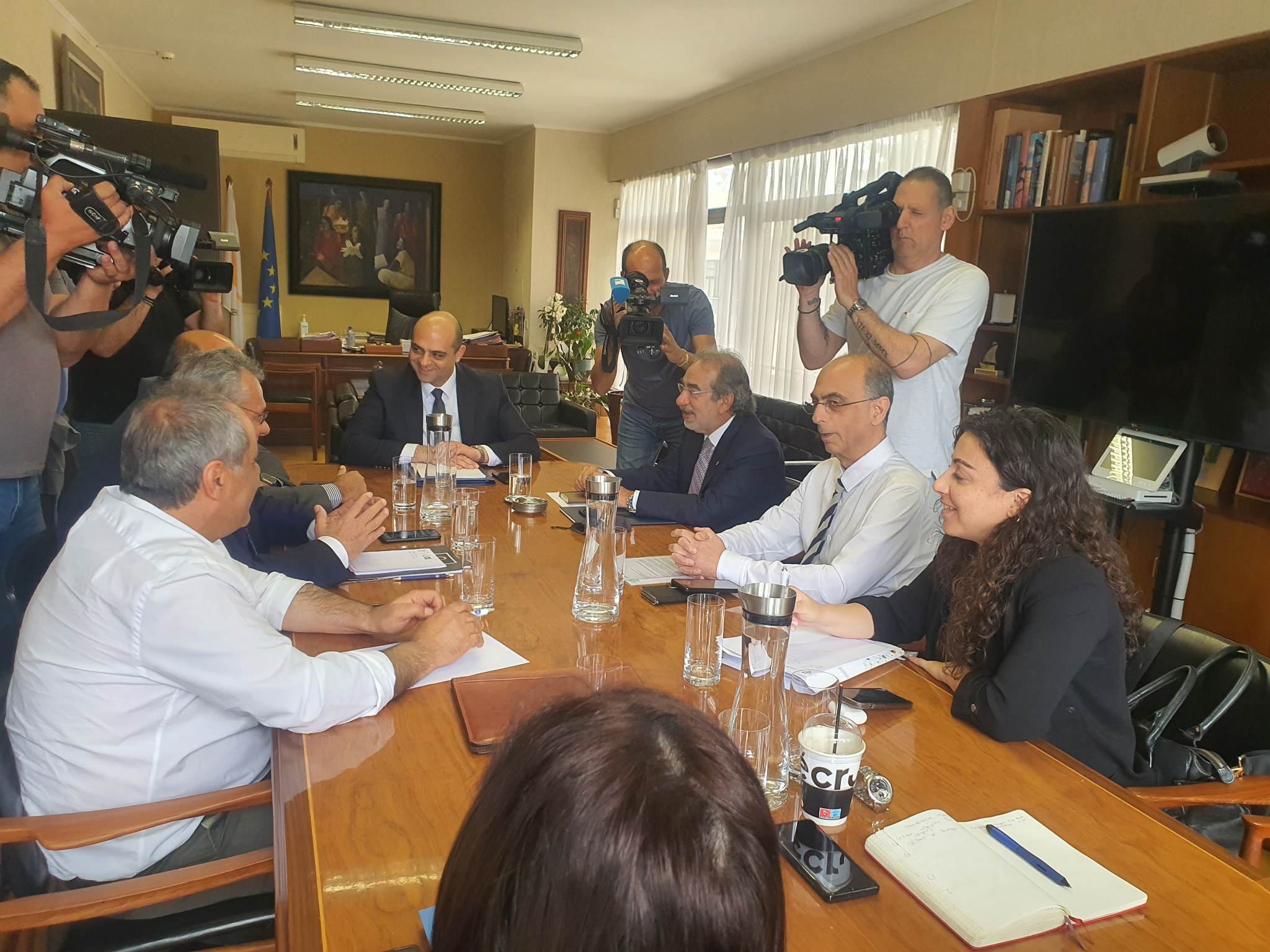 Δύσκολη η συμφωνία για ΑΤΑ, χωριστές τελικά οι συναντήσεις