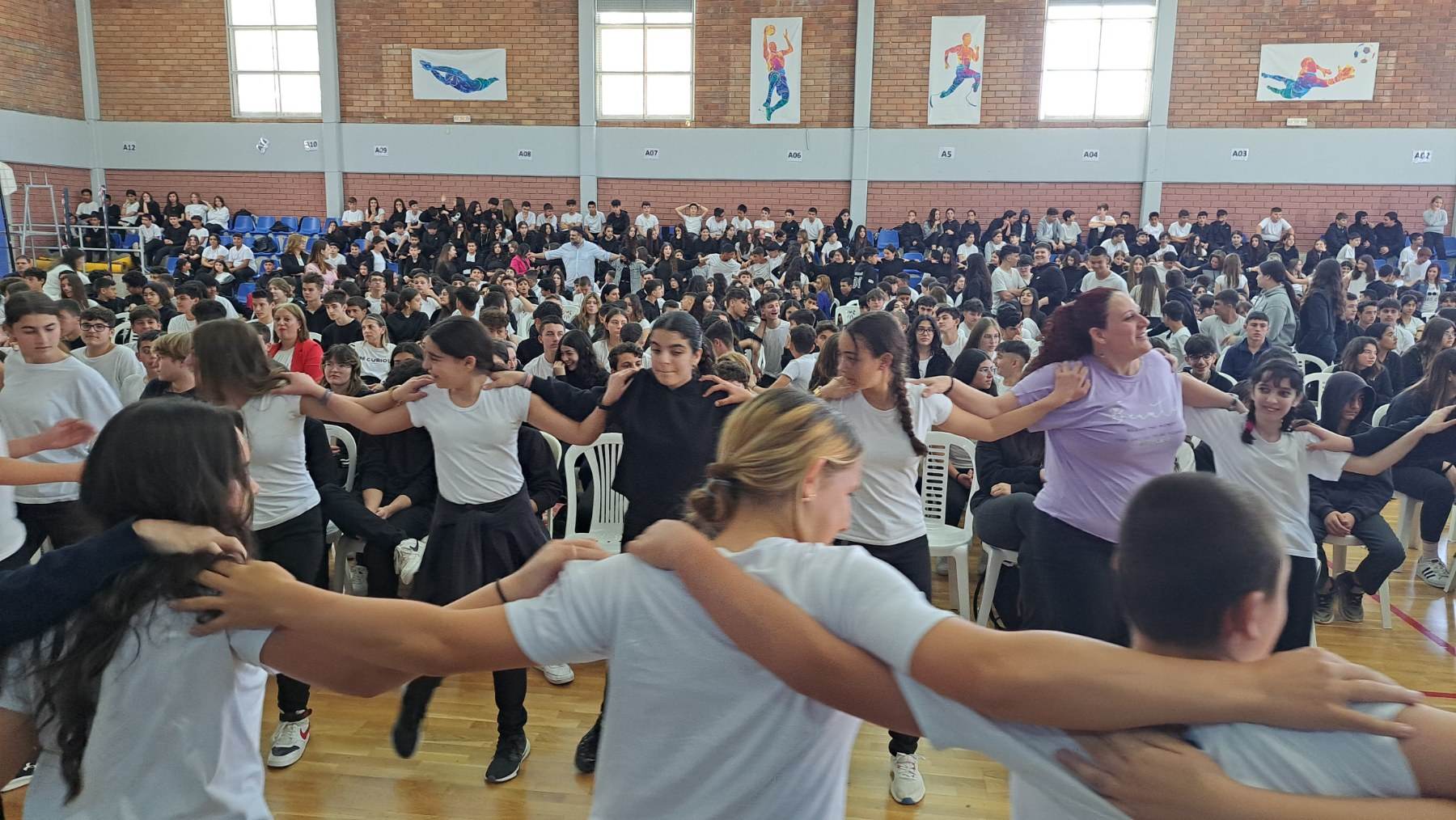 ΒΙΝΤΕΟ: Χόρεψαν ρεμπέτικο στους μαθητές Γυμνασίου Παραλιμνίου οι Μικροί Ρεμπέτες