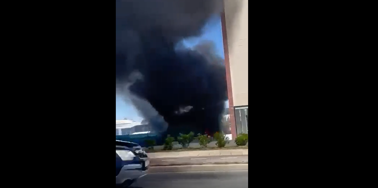 ΒΙΝΤΕΟ: Στις φλόγες οχήματα σε μάντρα στη βιομηχανική Στροβόλου