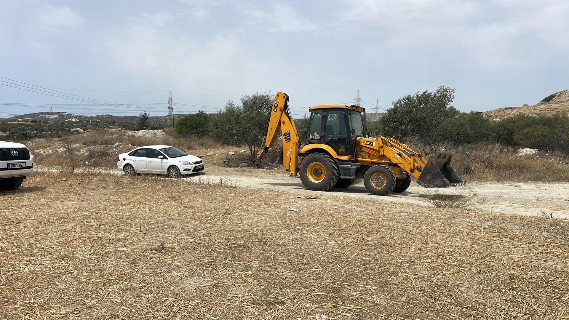 ΦΩΤΟ: Έρευνες με εκσκαφέα στον τόπο όπου φαίνεται να έπεσε νεκρός ο Άγγελος