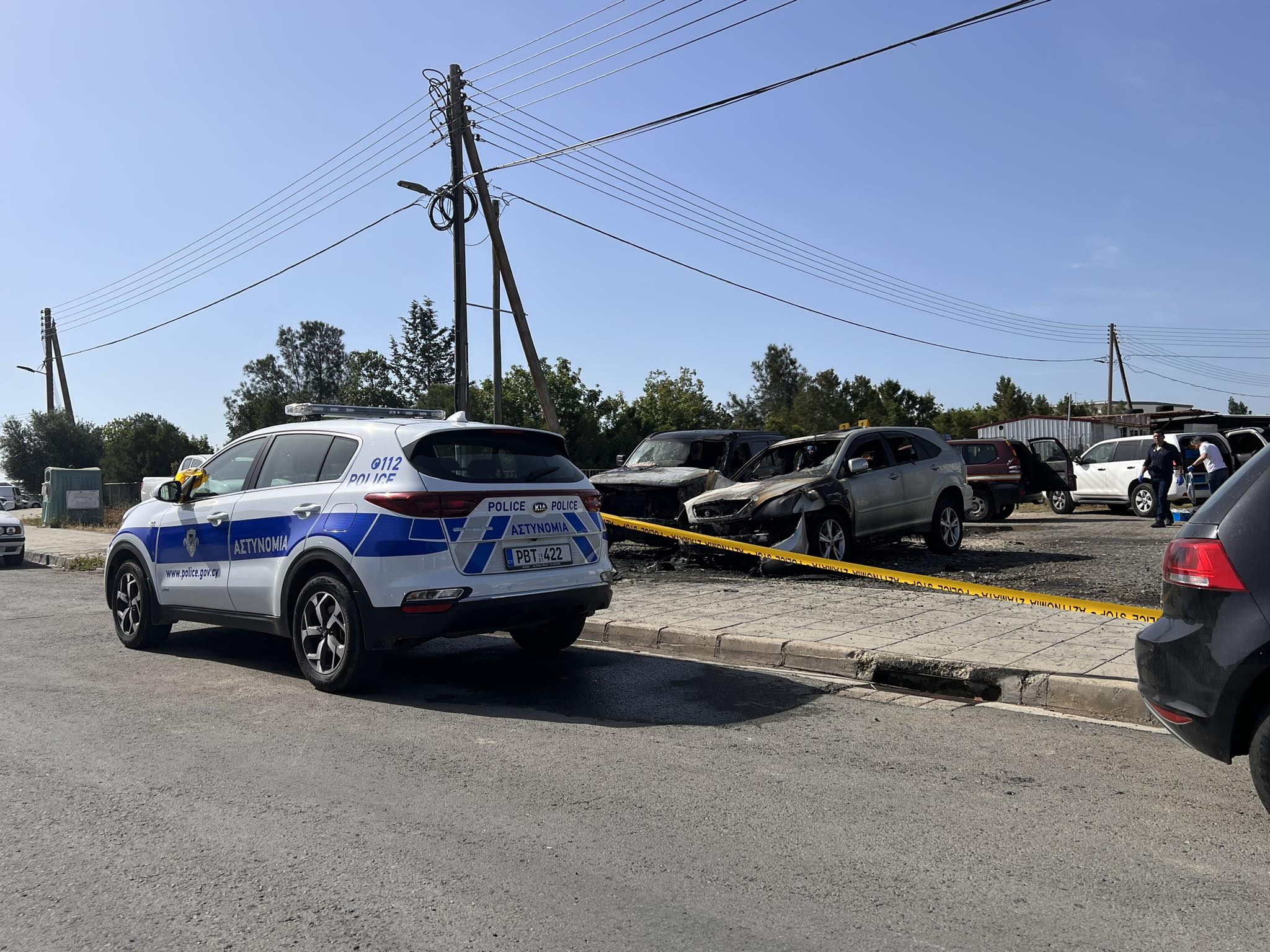 ΦΩΤΟ: Πυρπόλησαν αυτοκίνητα στον Στρόβολο