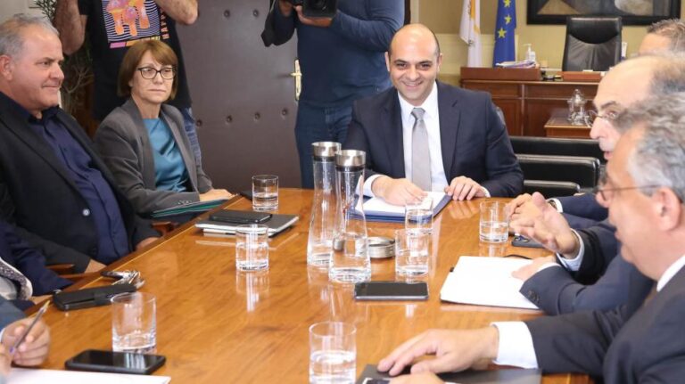 «Ακονίζουν μαχαίρια» οι Συντεχνίες, δύσκολα θα αποδεχτούν την πρόταση για ΑΤΑ