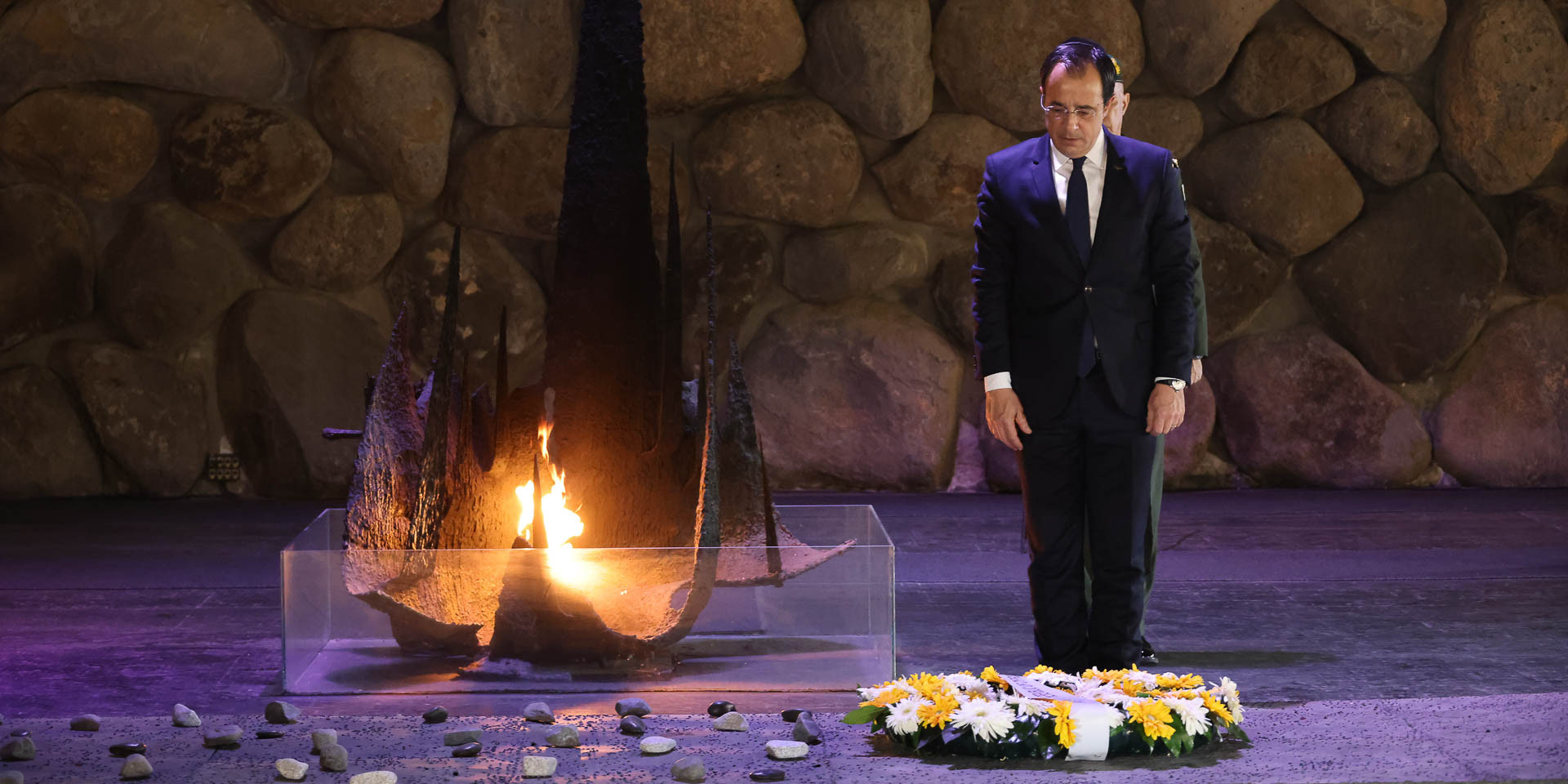 Φωτογραφίες Εβραίων στην Κύπρο πρόσφερε ο ΠτΔ στο Μουσείο Ολοκαυτώματος