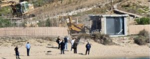 Mύκονος: Ξεκίνησε η πρώτη κατεδάφιση αυθαιρέτου μπροστά σε εξοχικό εφοπλιστή