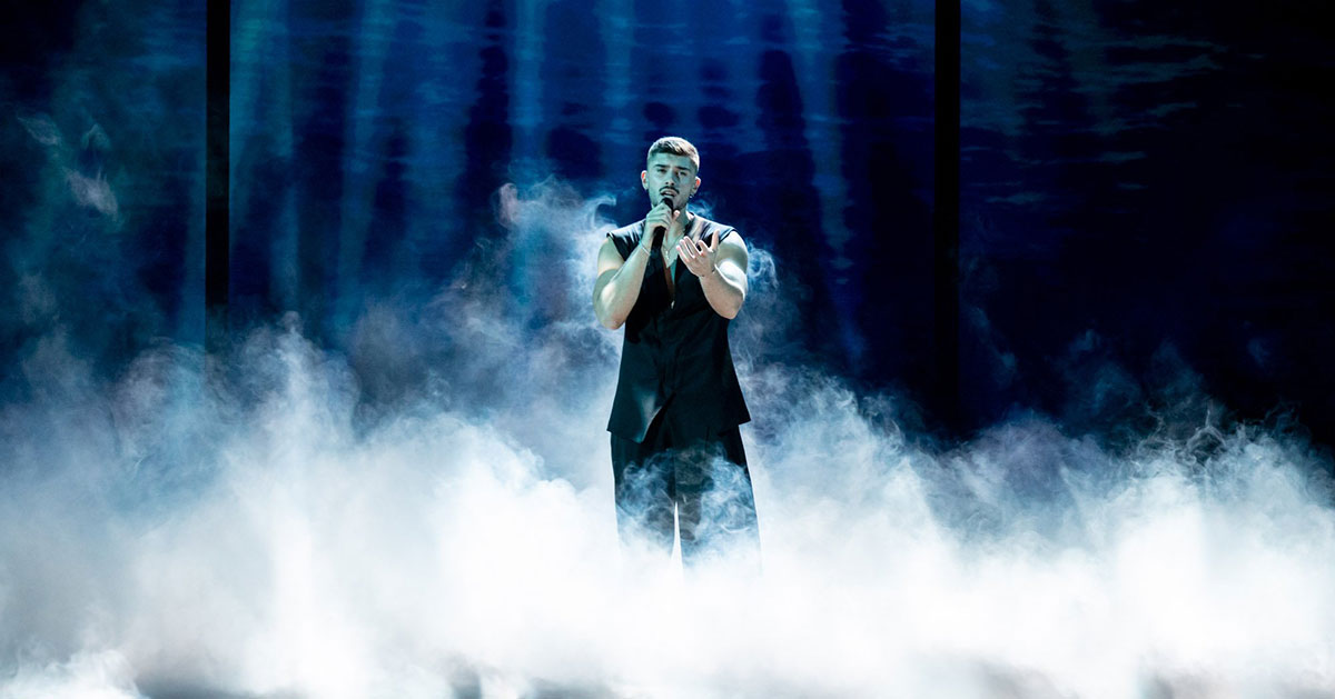 Andrew: Το συγκινητικό δώρο της γιαγιάς του που… φόρεσε στη σκηνή για γούρι