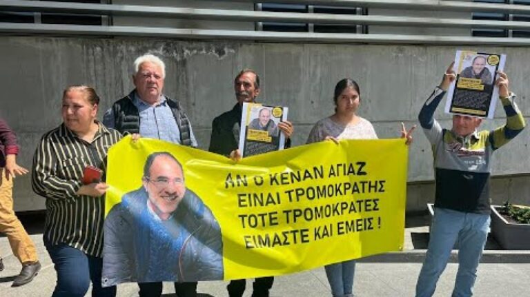 Δεκάδες Κούρδοι έξω από το Ανώτατο