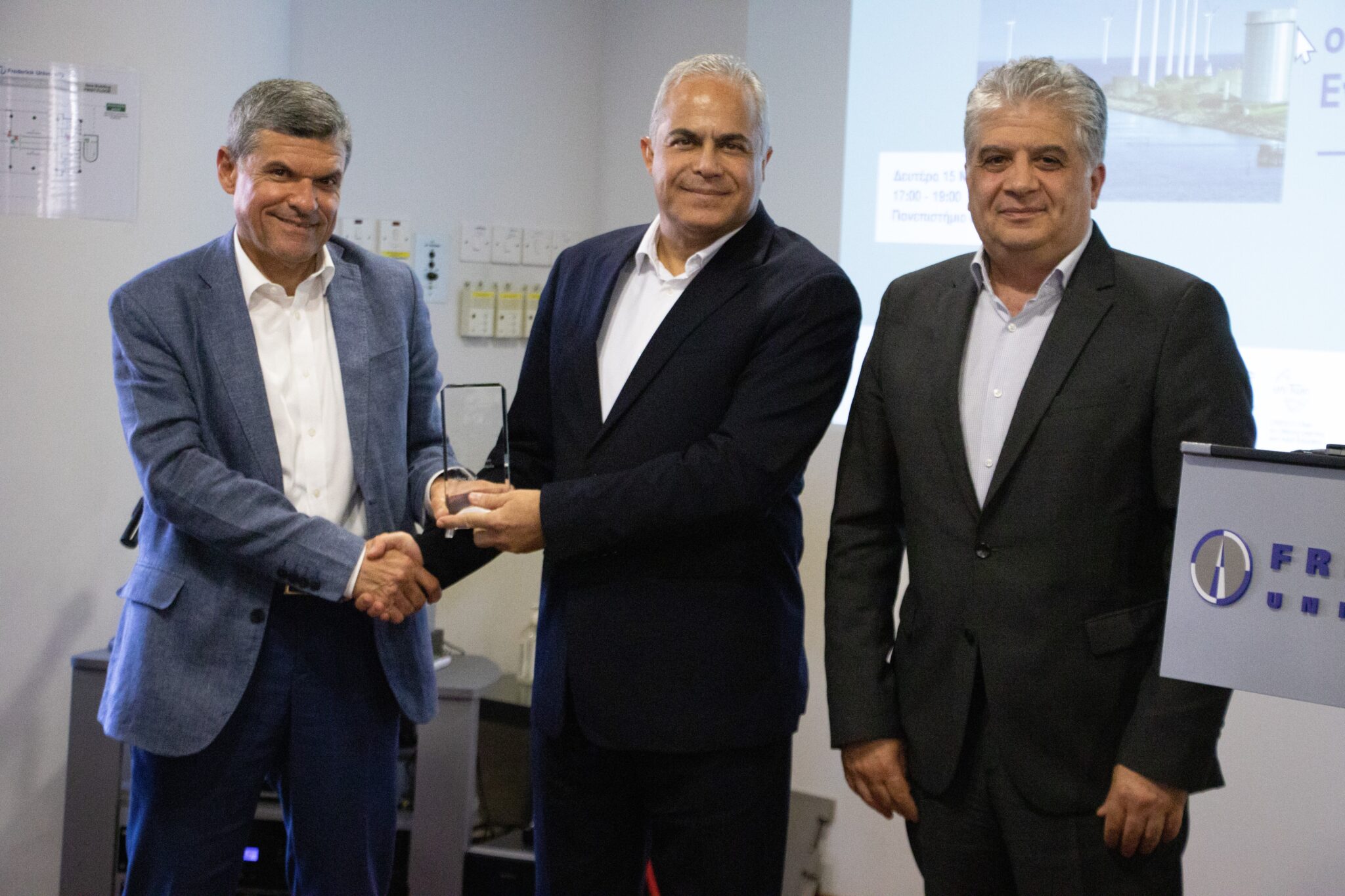 Τιμητικό βραβείο στον Δρ. Α. Πουλλικκά για το συγγραφικό έργο του στα ενεργειακά