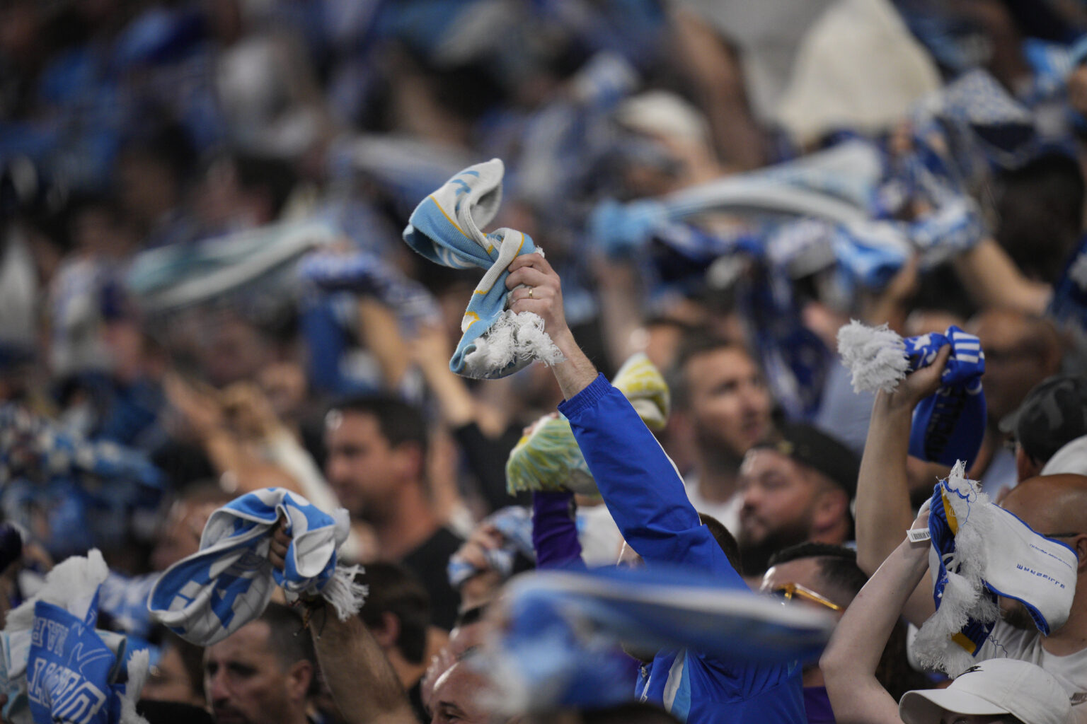 Σήκωσαν πανό στο «Βελοντρόμ» για την πρωταθλήτρια ΑΕΚ οι φίλοι της Μαρσέιγ(ΦΩΤΟ)