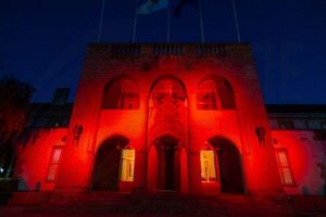 Στο κόκκινο φωτίζονται δεκάδες δημόσια κτήρια στην Κύπρο