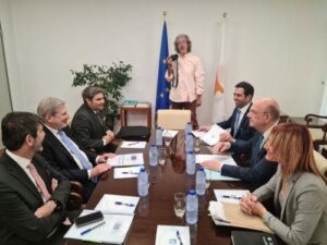 Τα είπαν για την κυπριακή οικονομία Κεραυνός και Επίτροπος Προϋπολογισμού