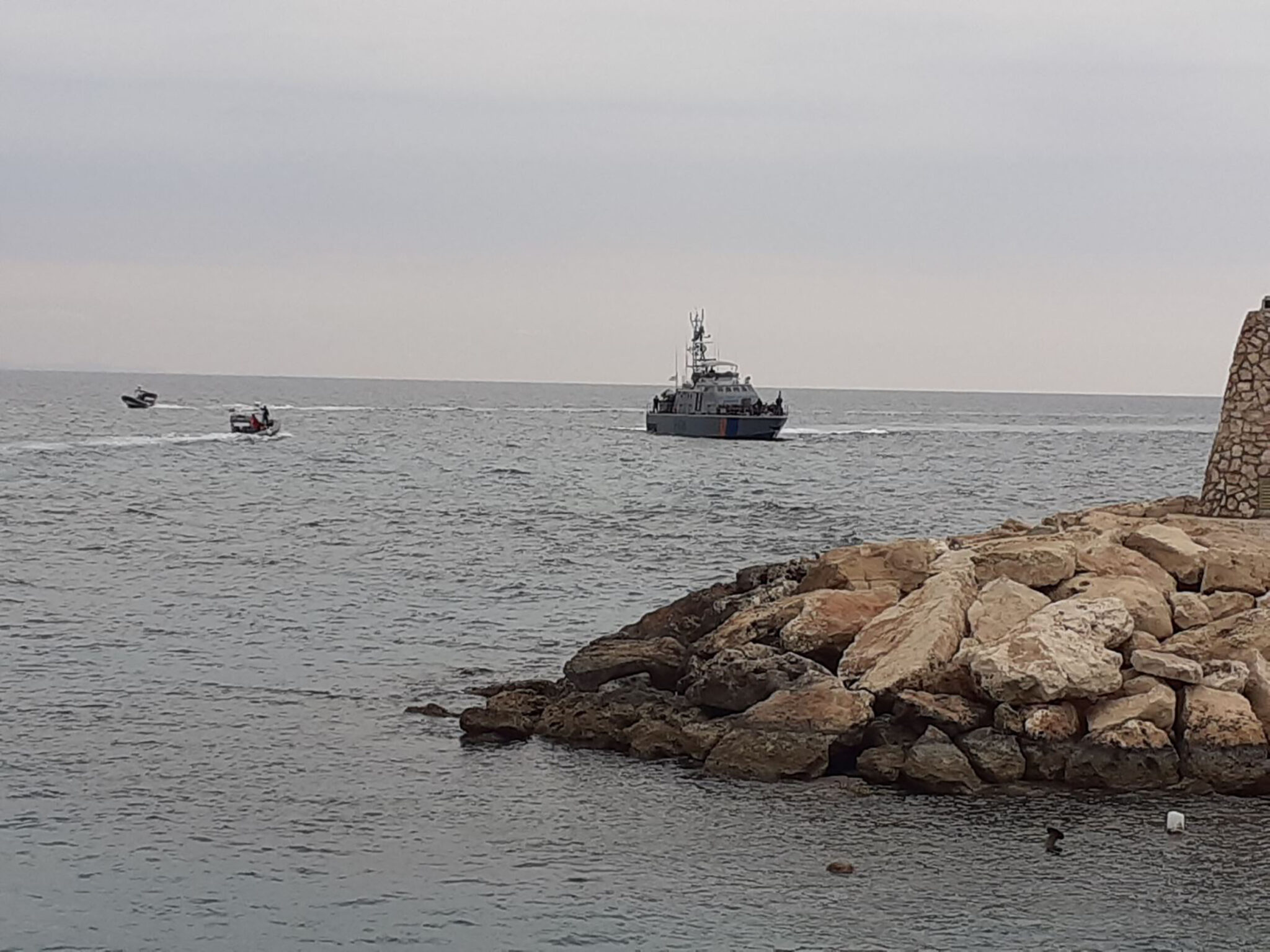 Νέος συναγερμός στη θάλασσα του Κάβο Γκρέκο για σκάφος με 26 Σύρους μετανάστες