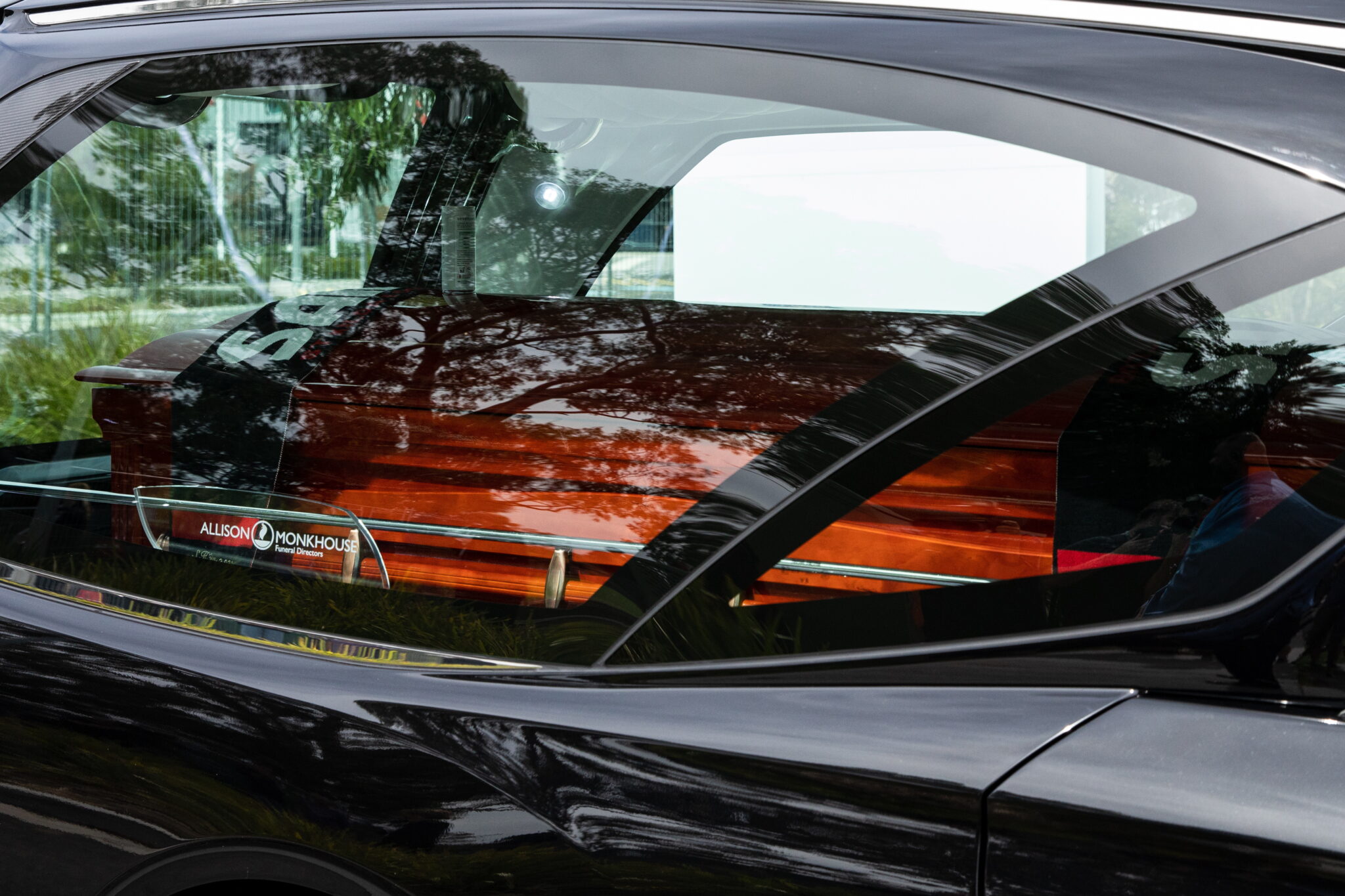 Δεν άγγιξαν στις σορούς που φυλάσσονταν στην «Παράκληση», άφαντη η νεκροφόρα