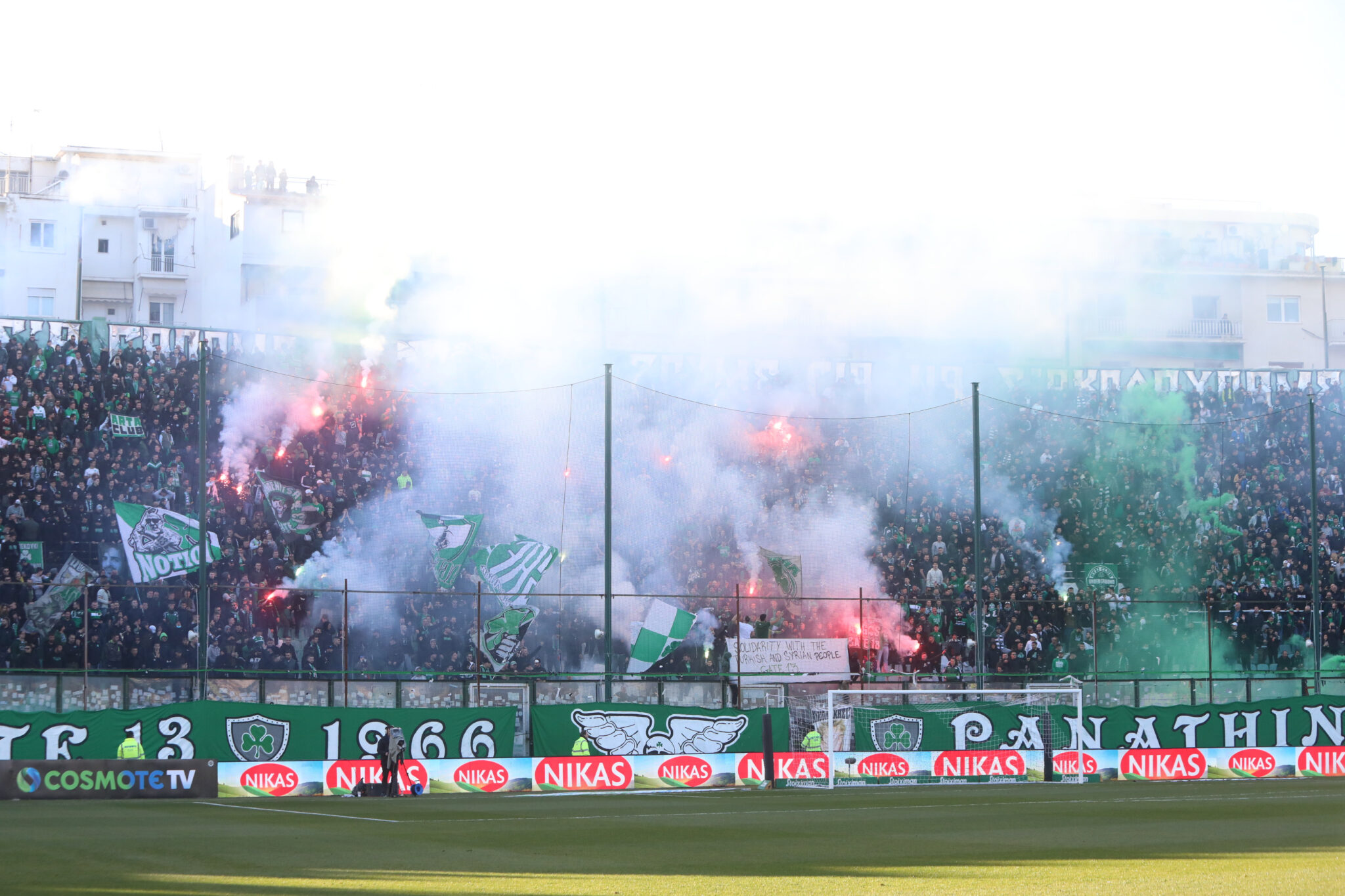 Πανηγυρισμοί και συνθήματα τίτλου στην Λεωφόρο μετά τη λήξη του ΑΕΚ-Ολυμπιακός