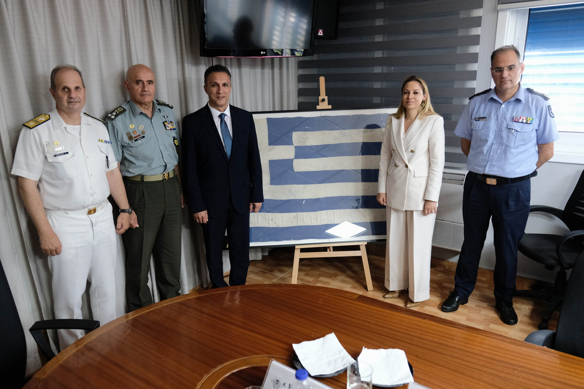 Στα χέρια της ΕΦ ελληνική σημαία του Ναυτικού Σταθμού Κερύνειας (ΒΙΝΤΕΟ)