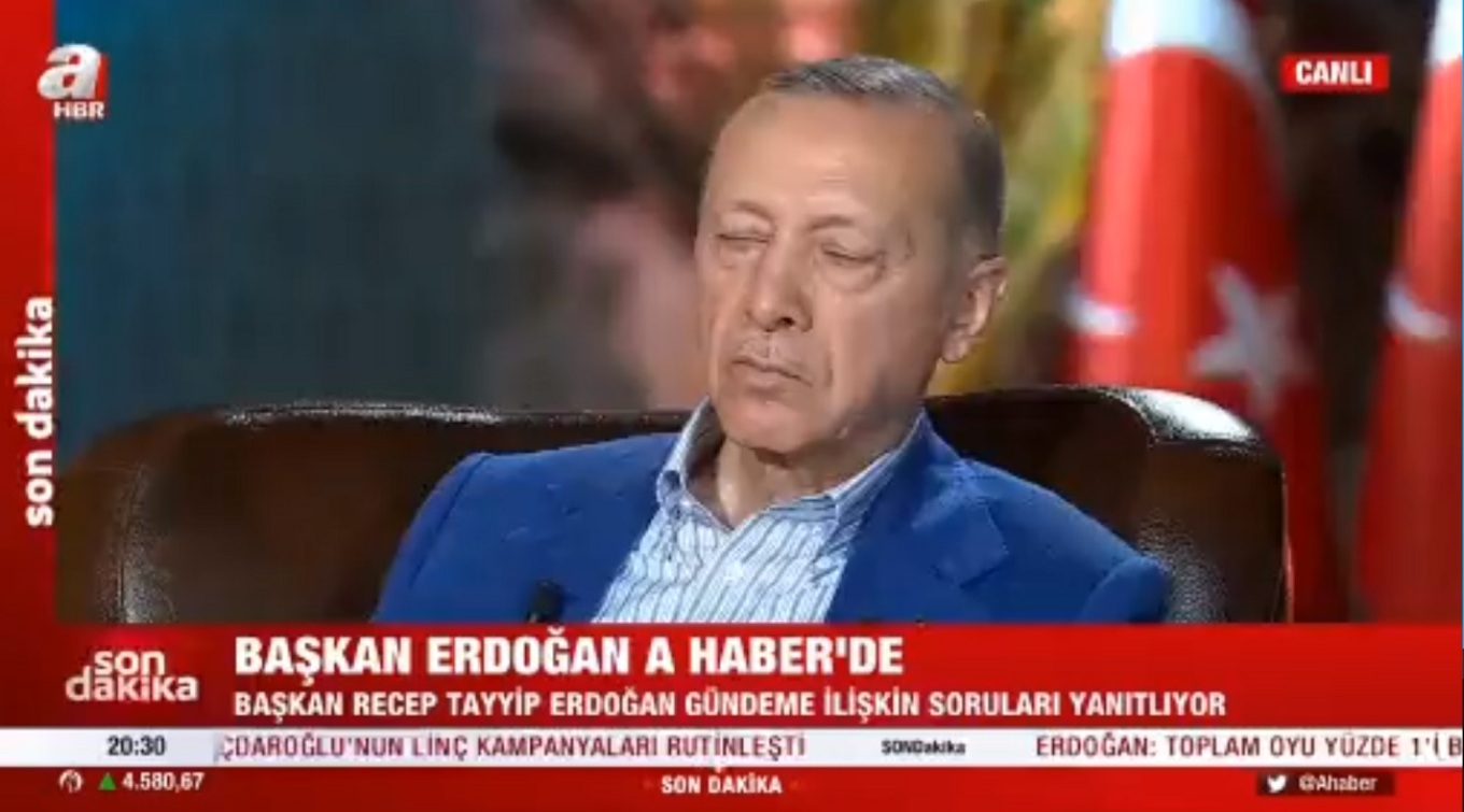 Εκλογές στην Τουρκία: Ο Ερντογάν… κοιμήθηκε ενώ έδινε διακαναλική συνέντευξη