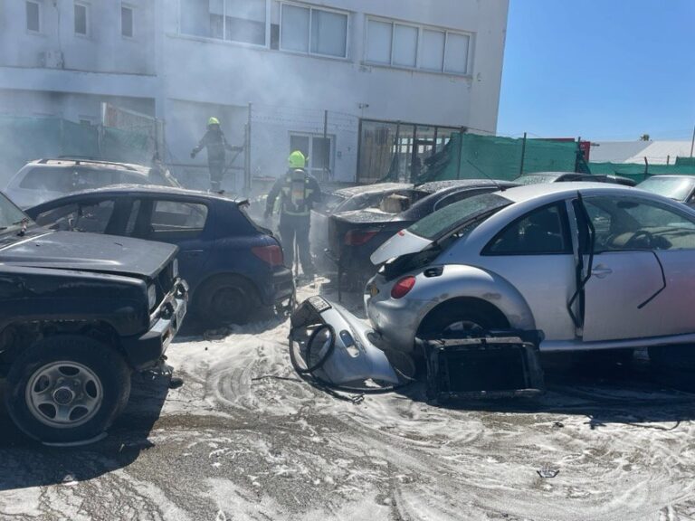 ΒΙΝΤΕΟ: Kάηκαν οκτώ οχήματα από τη μεγάλη πυρκαγιά στη Βιομηχανική Στροβόλου