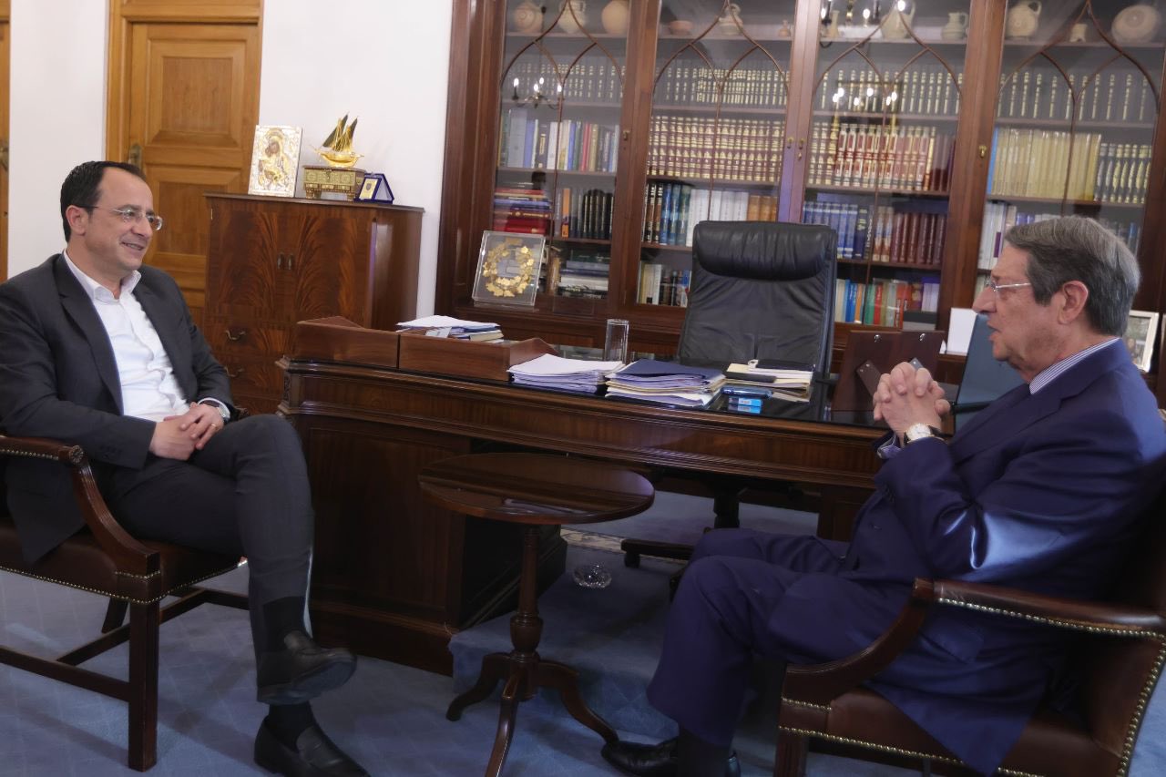 Viral το τασάκι στη συνάντηση Χριστοδουλίδη-Αναστασιάδη (ΦΩΤΟ)