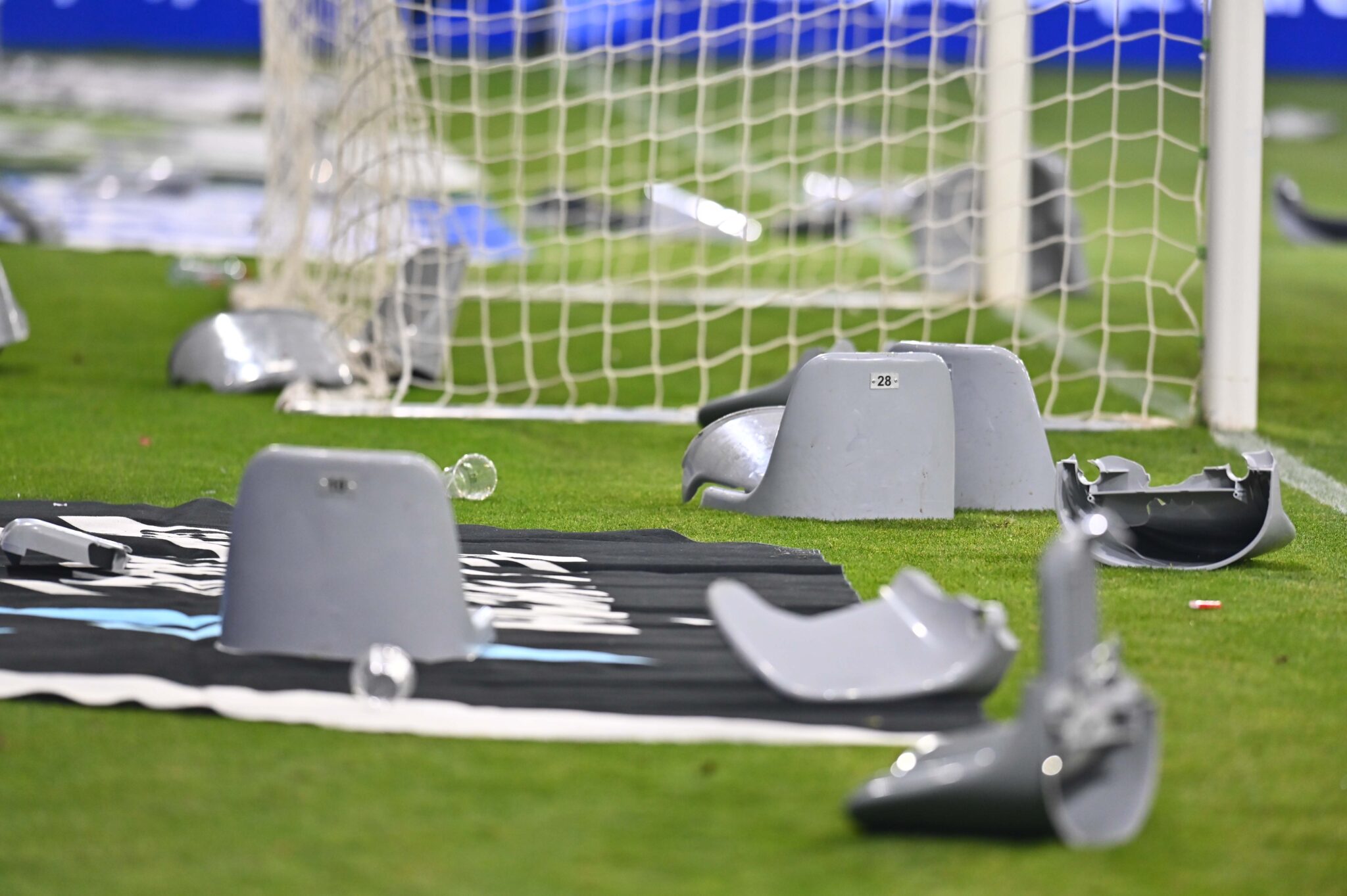 Φωτιά έξω από το «Άλφαμεγα Stadium», καρεκλοπόλεμος μέσα (ΦΩΤΟ & ΒΙΝΤΕΟ)