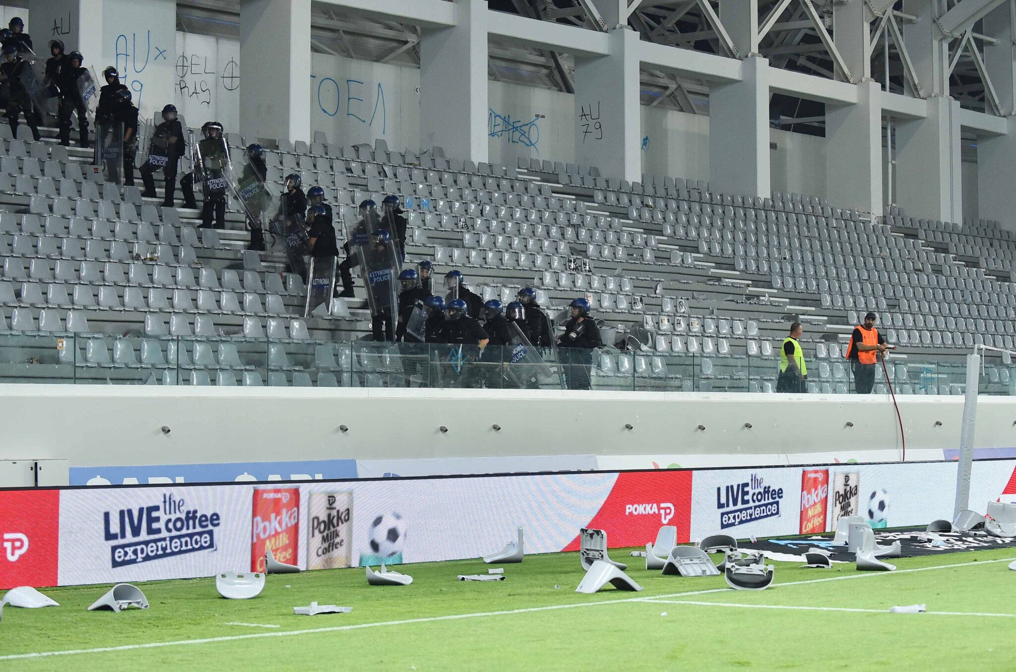 Έτσι αμαύρωσαν οι χούλιγκαν το παιχνίδι Απόλλων-ΑΠΟΕΛ στο «Άλφαμεγα Stadium»