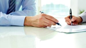 Μεγάλος ο αριθμός αιτημάτων στον Έφορο Εταιρειών για κυρώσεις από ΗΠΑ-Βρετανία