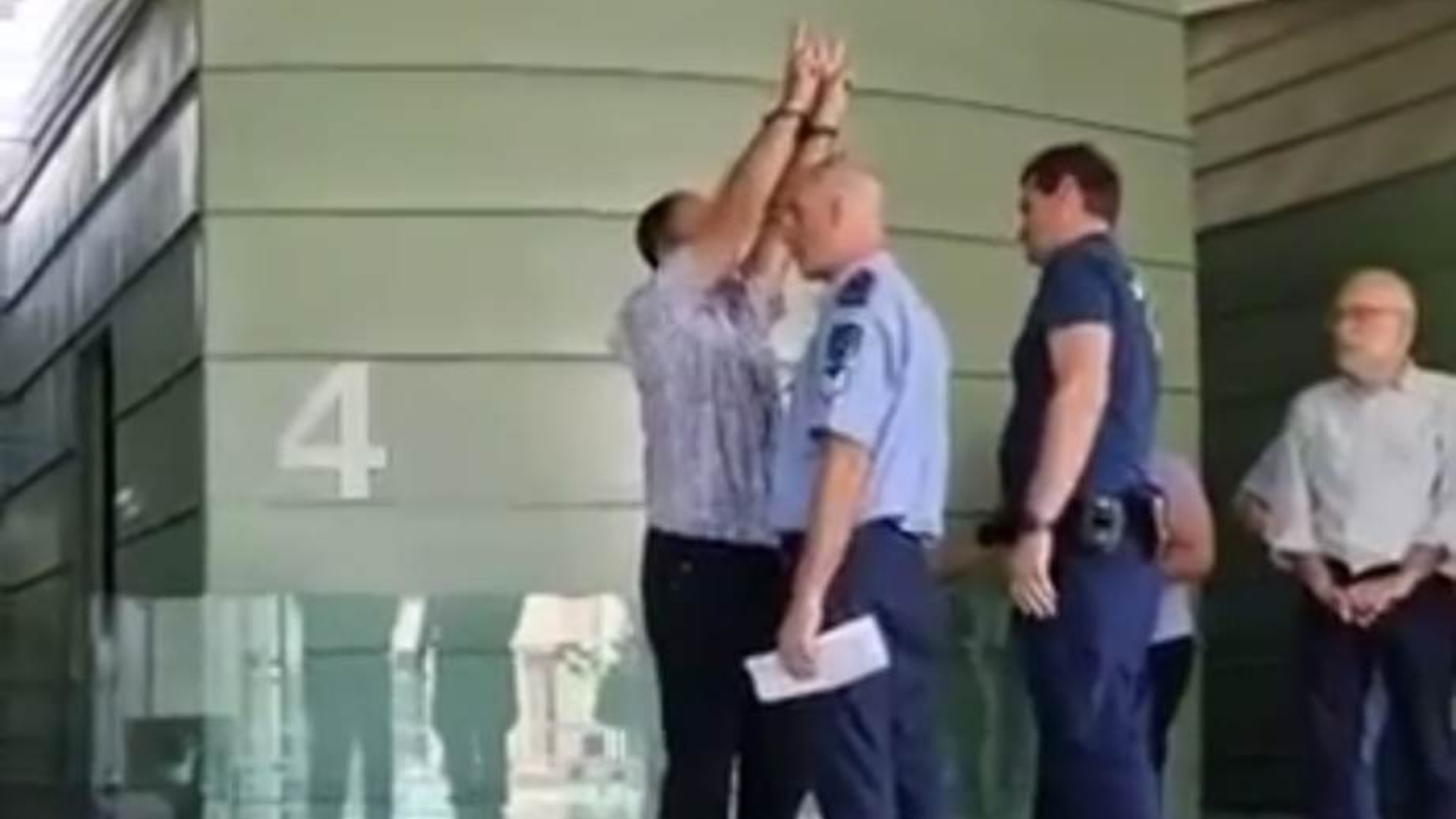 «Λευτεριά στην Κύπρο και στο Κουρδιστάν» φώναξε ο Κενάν Αγιάζ έξω από το Ανώτατο