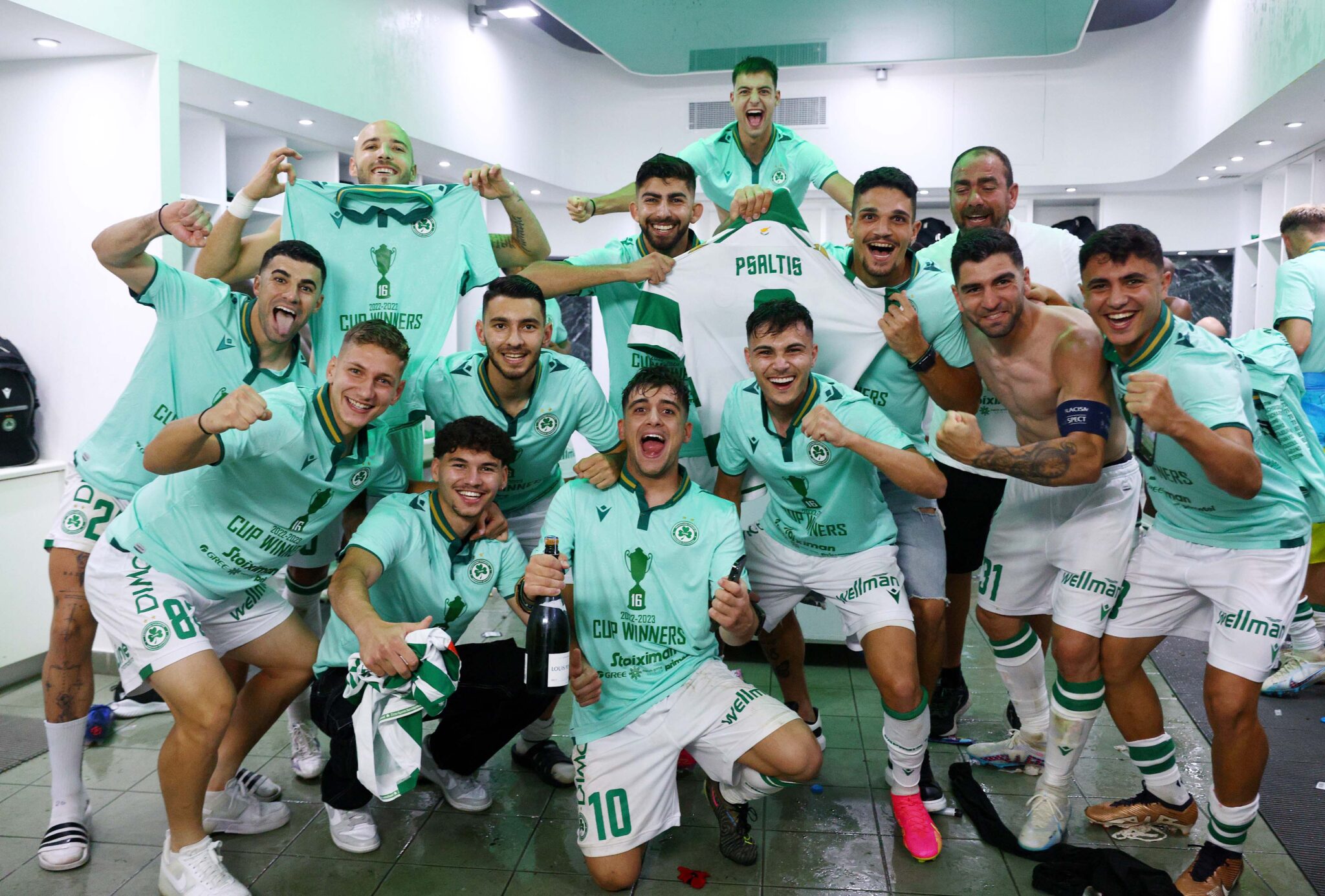 Το… πάρτι στα αποδυτήρια της Ομόνοιας, «χαμός» και έξω από το ΓΣΠ (ΦΩΤΟ)