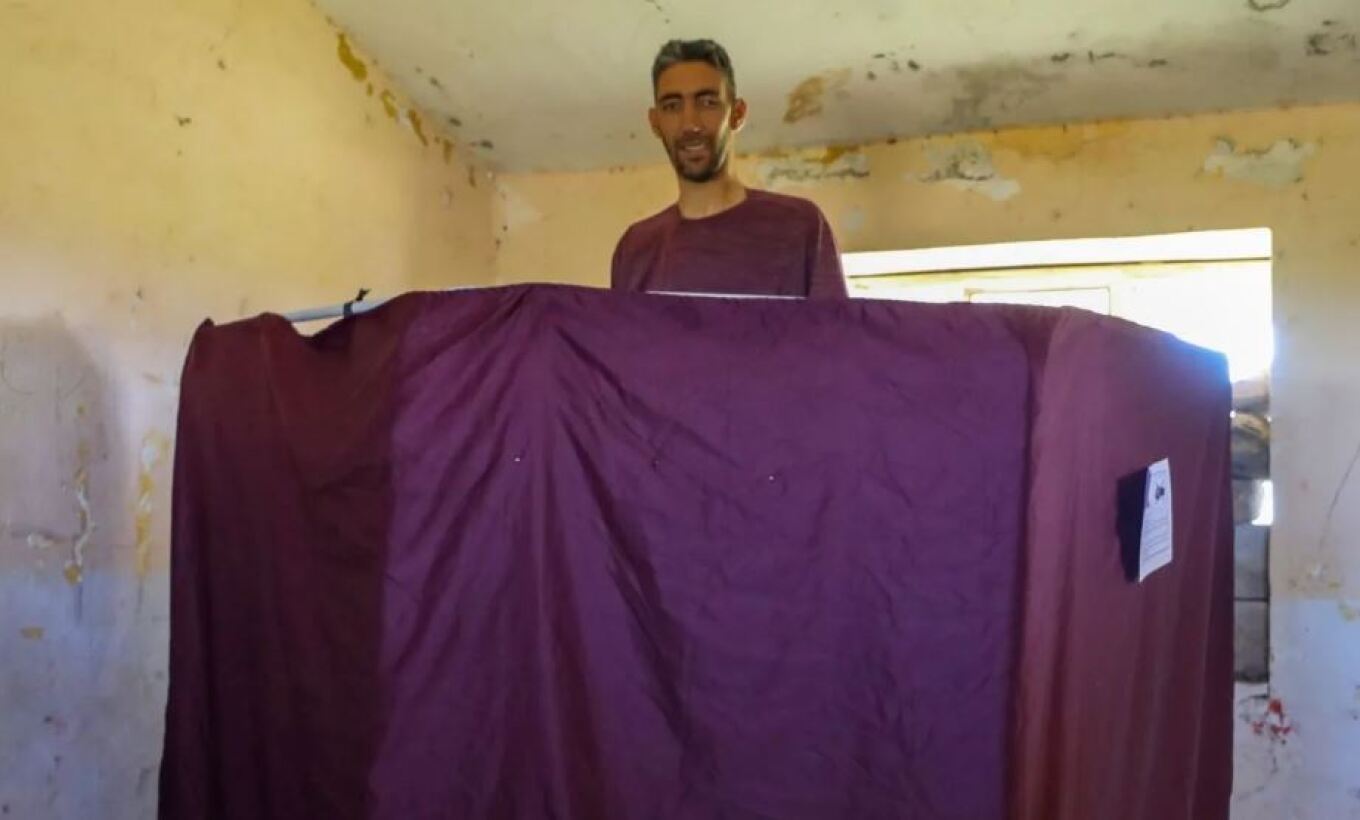 ΦΩΤΟ: Ψήφισε και ο πιο ψηλός άντρας του κόσμου στην Τουρκία