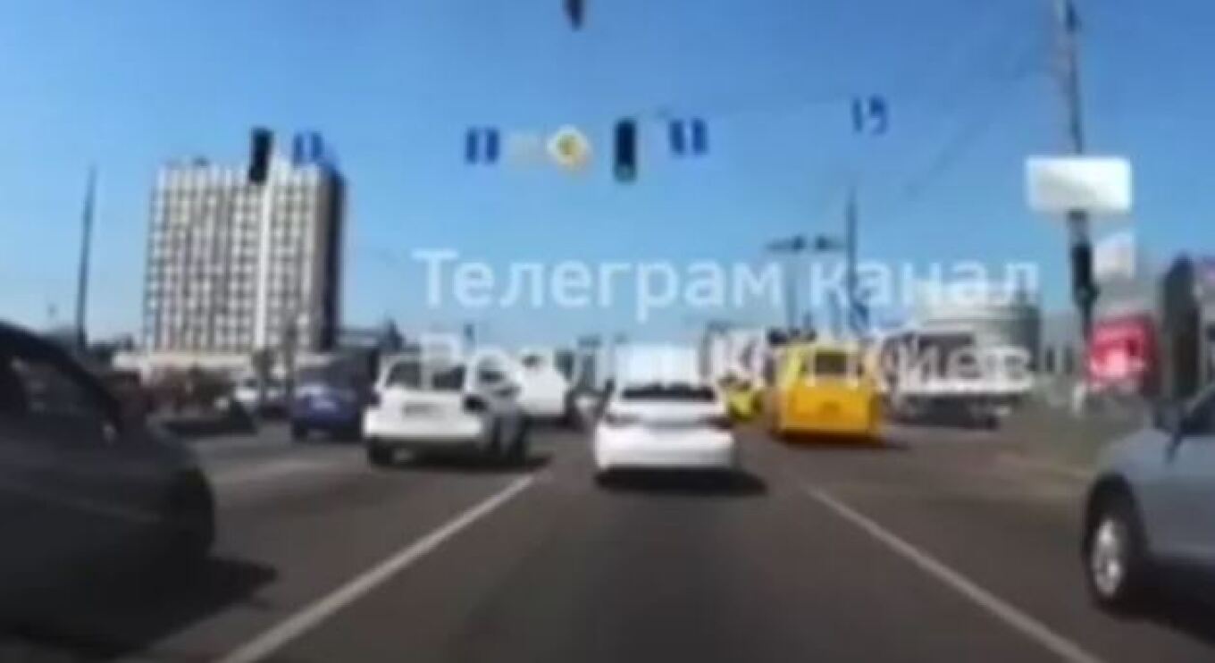 Βίντεο από τη στιγμή που συντρίμμια από πύραυλο πέφτουν σε δρόμο του Κιέβου