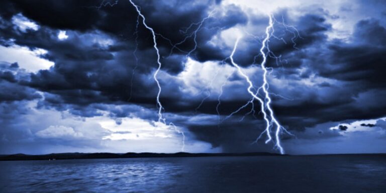 Τραγωδία στη Ρόδο: Νεκρός τουρίστας στη θάλασσα μετά από χτύπημα κεραυνού