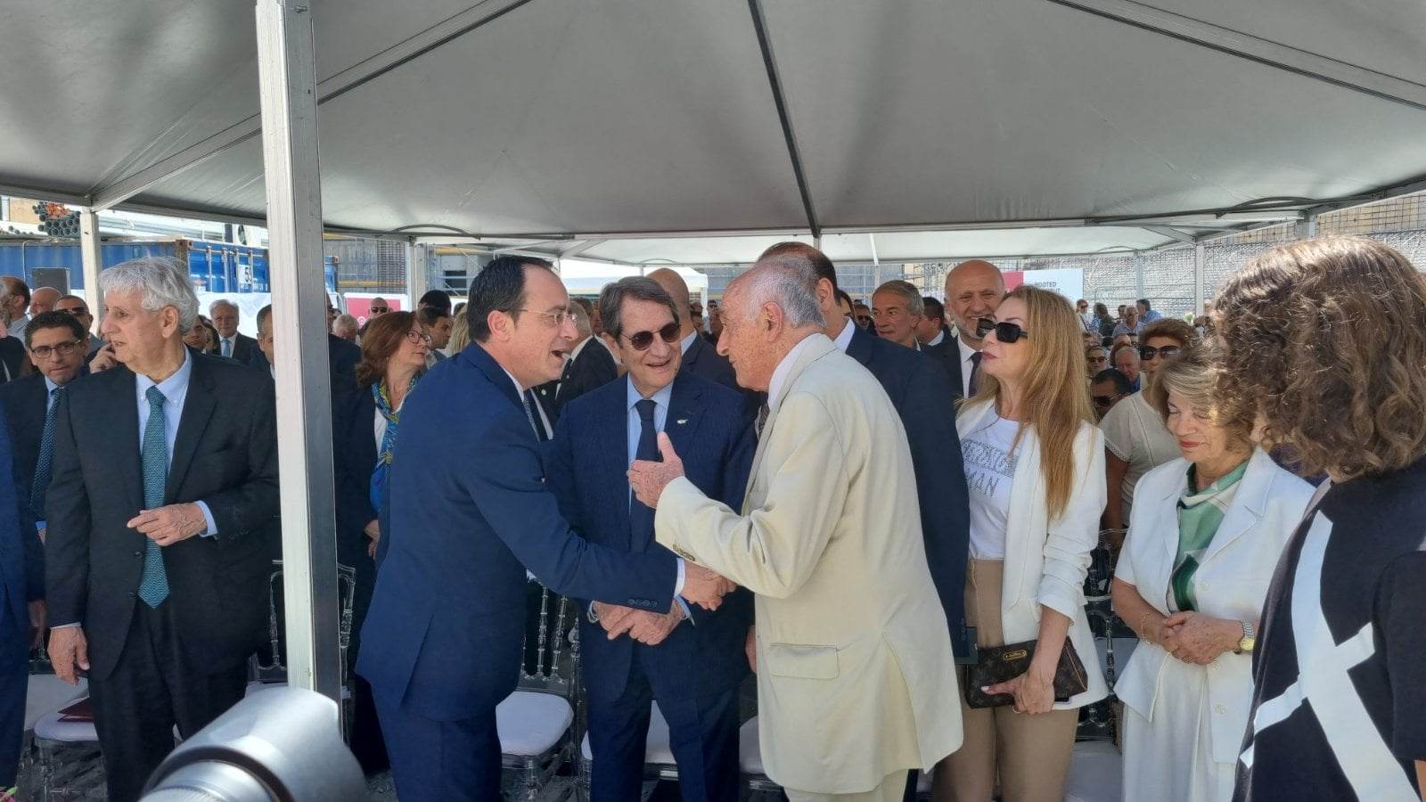 ΦΩΤΟ: Nυν και τέως ΠτΔ κατέθεσαν τον θεμέλιο λίθο πανεπιστημίου στην Πάφο