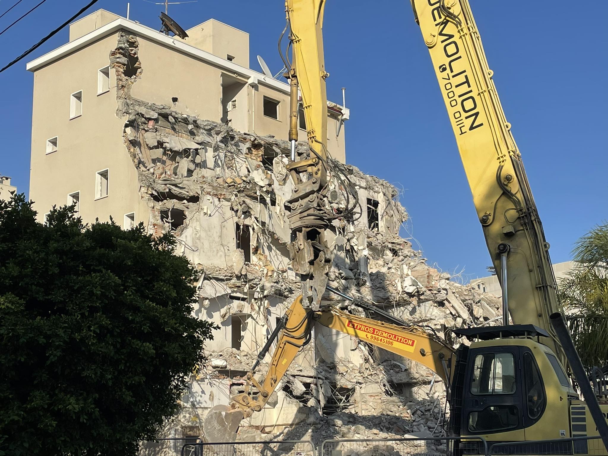 BINTEO: Σε εξέλιξη οι εργασίες κατεδάφισης του ιστορικού ξενοδοχείου «Κούριο»