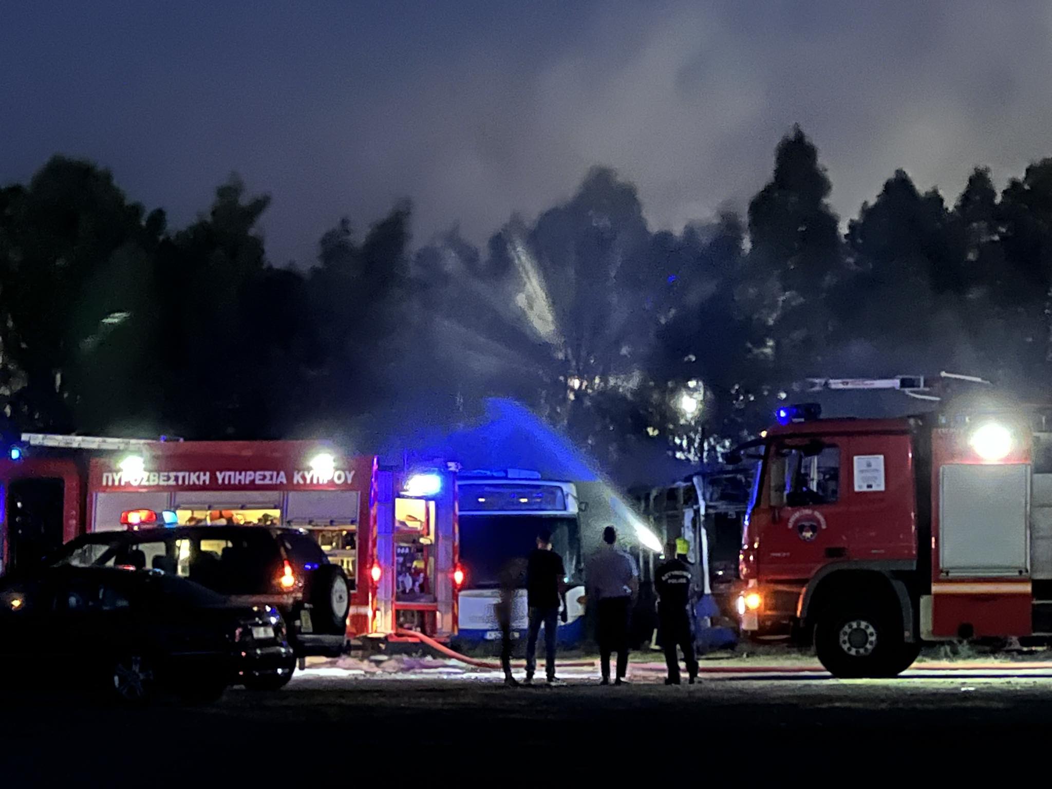 ΦΩΤΟ&ΒΙΝΤΕΟ: Κάηκαν τέσσερα λεωφορεία από τη φωτιά στην Αγλαντζιά