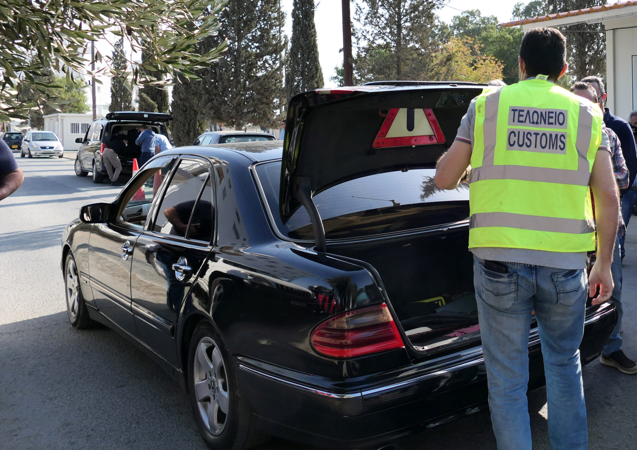 Βυτιοφόρα φορτώνουν καύσιμα από κατεχόμενα και τα πωλούν στις ελεύθερες περιοχές