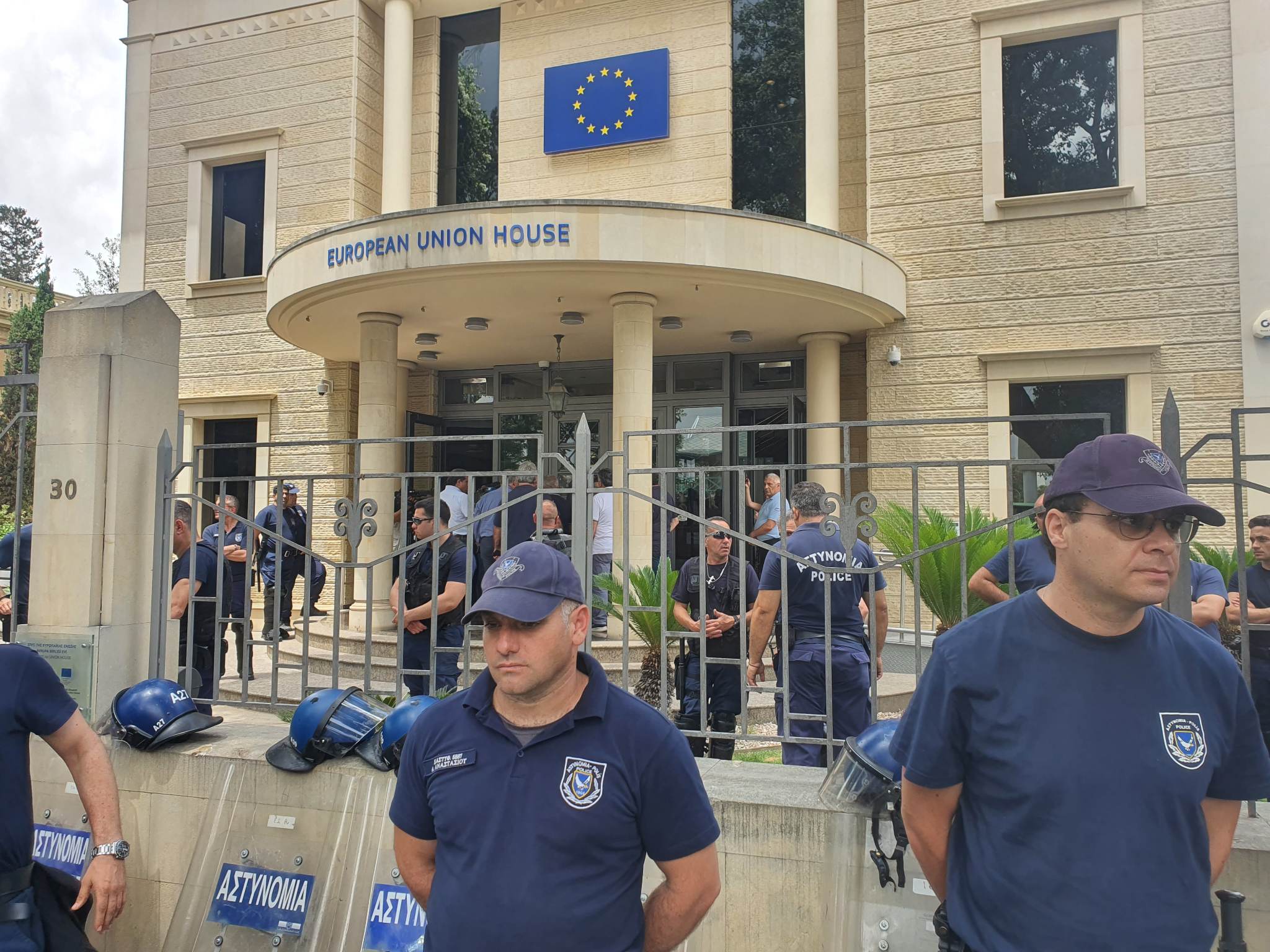 ΒΙΝΤΕΟ: Επέδωσαν υπόμνημα στον ΠτΔ, κατέληξαν στο «Σπίτι της Ευρώπης» οι αγρότες