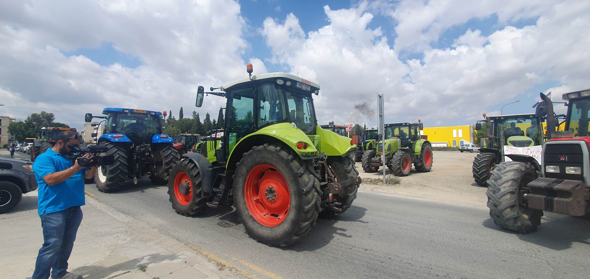 ΒΙΝΤΕΟ&ΦΩΤΟ: Στους δρόμους της Λευκωσίας «για να σώσουν το επάγγελμα» οι αγρότες