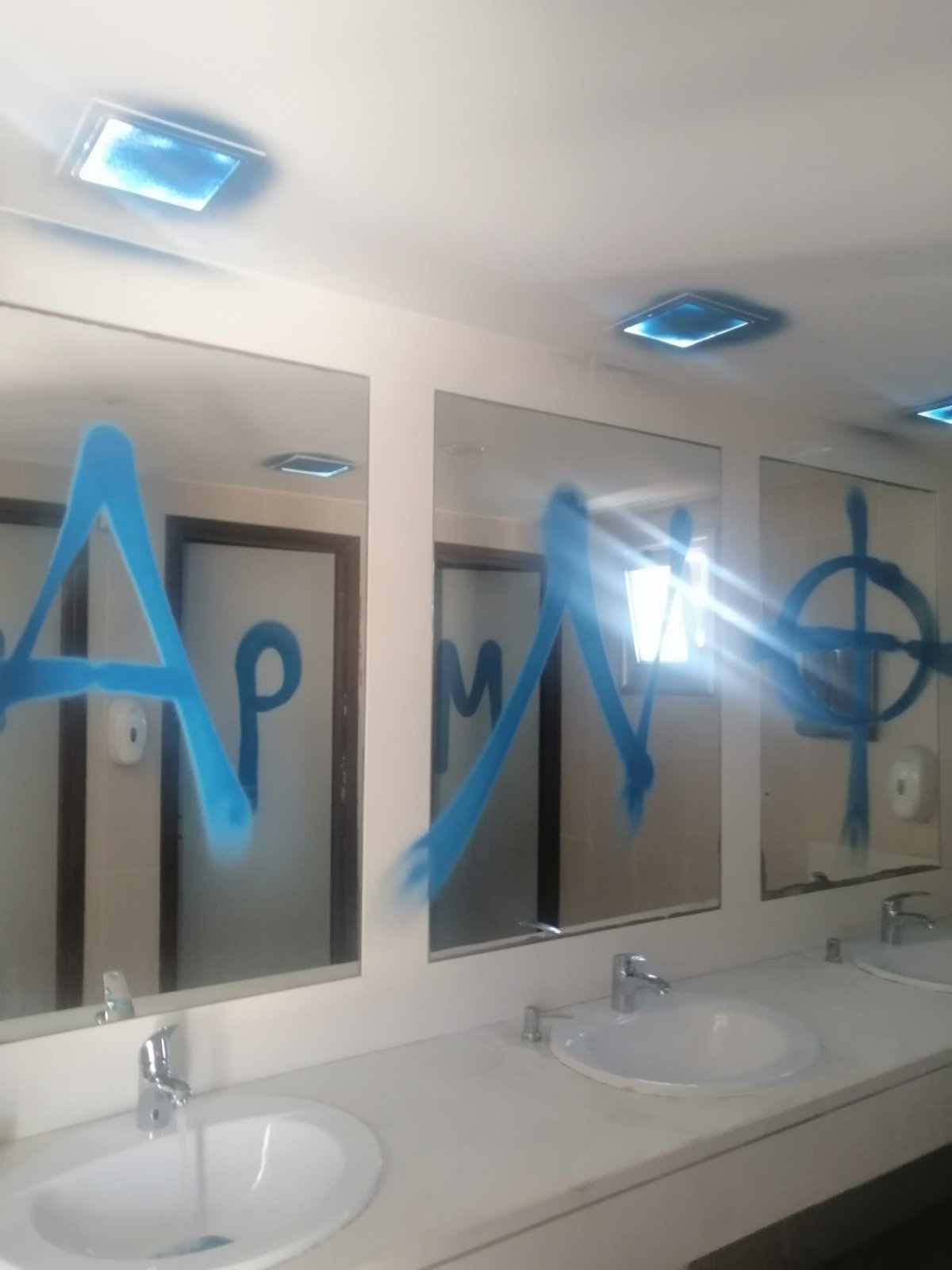 ΦΩΤΟ: Στόχος βανδαλισμών δημόσιες τουαλέτες στον Πρωταρά