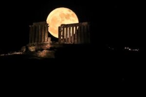 Εντυπωσιακές εικόνες από το «Φεγγάρι της Φράουλας», πώς πήρε το όνομά του (ΦΩΤΟ)