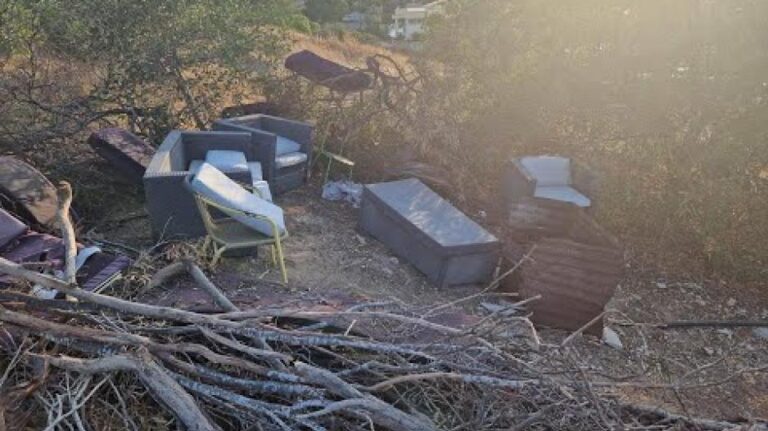 Έστησαν "σαλόνι" σε λόφο στην Αγλαντζιά