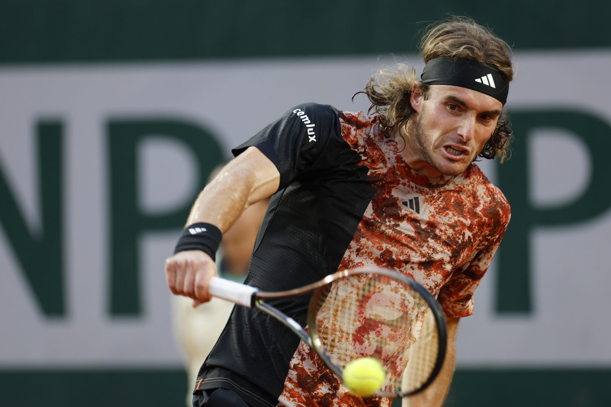 Με φόρα για την… οκτάδα του Roland Garros ο Τσιτσιπάς